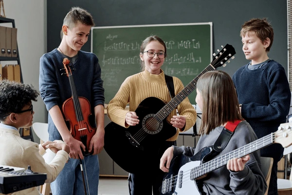 Estudiantes tocando instrumentos musicales