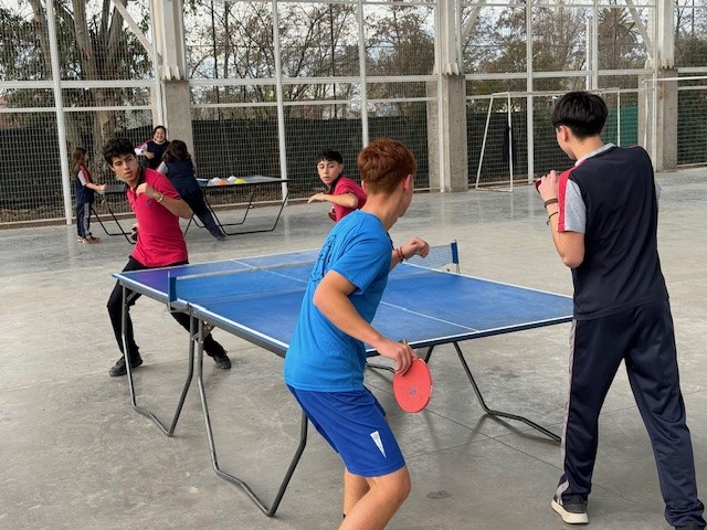 Estudiantes jugando pinpon